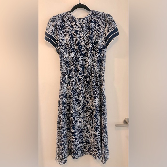 Beautiful H&M blue with white floral pattern midi dress - size 8 - Picture 2 of 8